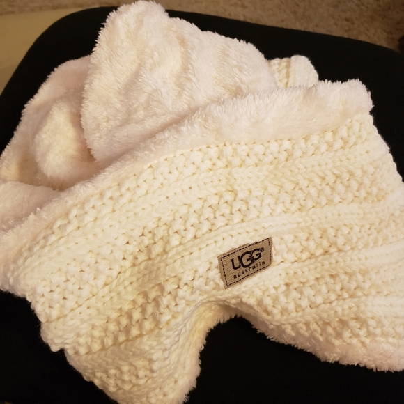 NEW UGG INFINITY SCARF AND HAT SETS WITH MATCHING GLOVES - Picture 2 of 6
